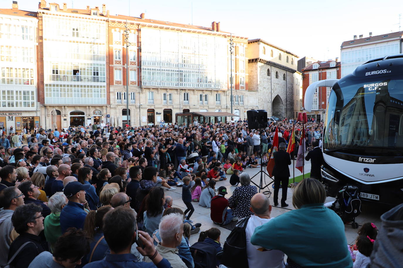 El Burgos Club de Fútbol ilusiona más que nunca. Se nota en el número récord de abonados, en las redes sociales, en los partidos de pretemporada y, esta tarde, se ha refrendado en la plaza del Rey San Fernando donde se ha presentado uno a uno a los jugadores que vestirán durante esta temporada, la primera del proyecto de los Caselli, la camiseta blanquinegra y al cuerpo técnico que encabeza Fernando Estévez.