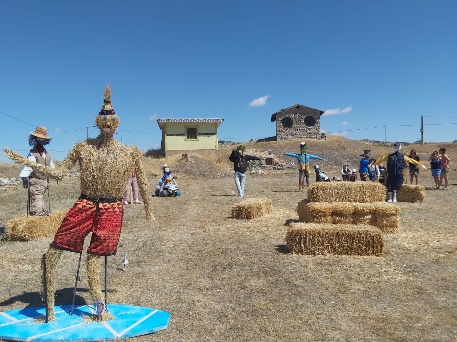 Los peculiares vecinos que se han instalado en Palazuelos de Muñó. Este finde de semana se ha celebrado el II Concurso de espantapájaros y otras creaciones tras el éxito del año pasado.