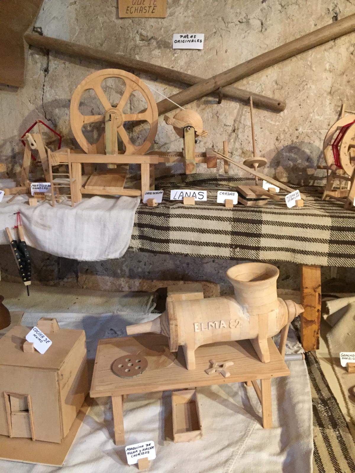 Marcial Palacios lleva dedicándose a la artesanía siete años. Entre sus obras más singulares está una plaza de toros, un futbolín, una bolera, un coche de la marca reanault 600 y hasta la iglesia de Agés. Todo peregrino que recorra el Camino de Santiago tiene que hacer una parada obligatoria en este pequeño taller-museo.