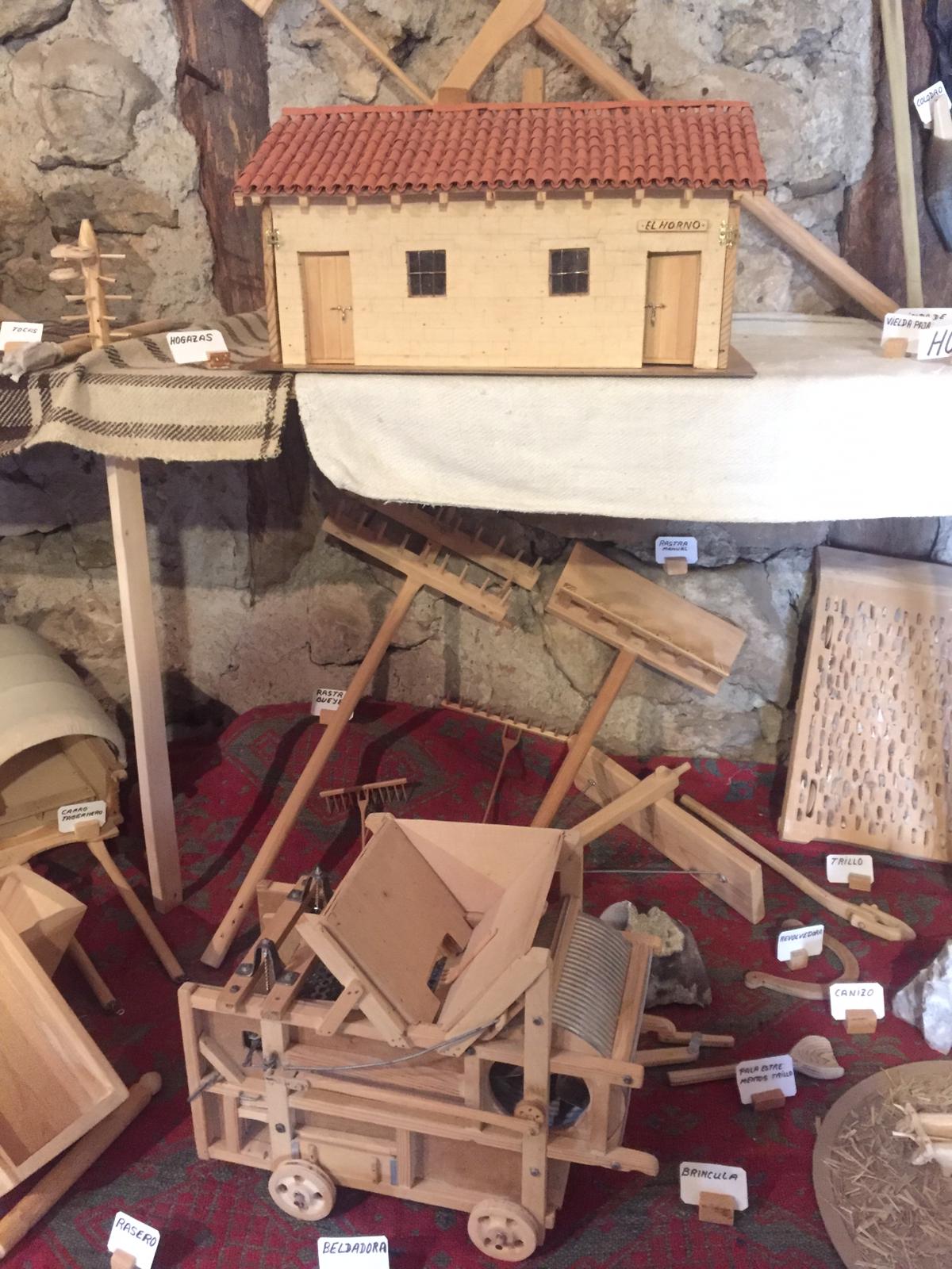 Marcial Palacios lleva dedicándose a la artesanía siete años. Entre sus obras más singulares está una plaza de toros, un futbolín, una bolera, un coche de la marca reanault 600 y hasta la iglesia de Agés. Todo peregrino que recorra el Camino de Santiago tiene que hacer una parada obligatoria en este pequeño taller-museo.