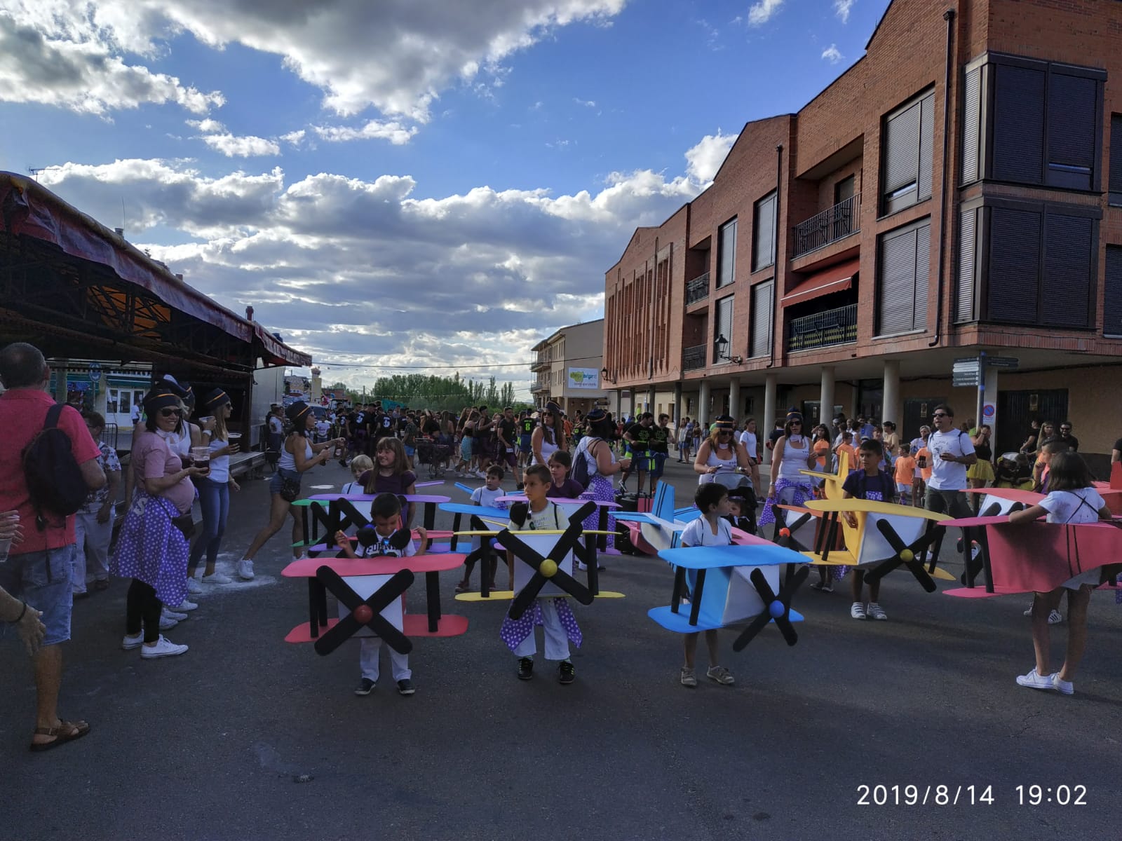 Desfile de carrozas en Melgar