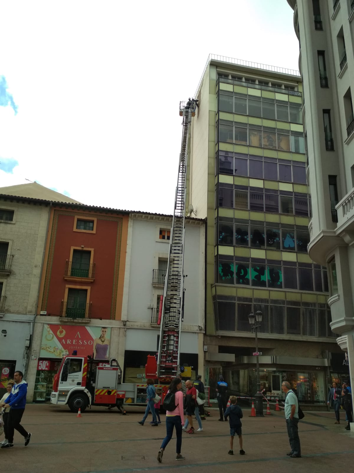 Los bomberos han retirado los trozos de la fachada que podían desprenderse de manera inminente.