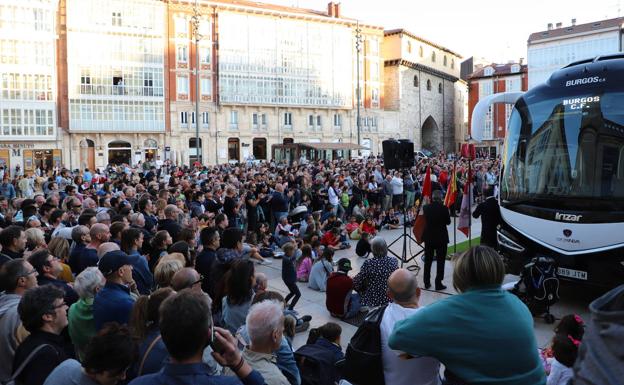 Un numeroso grupo de aficionados se ha congregado en la plaza del Rey San Fernando.