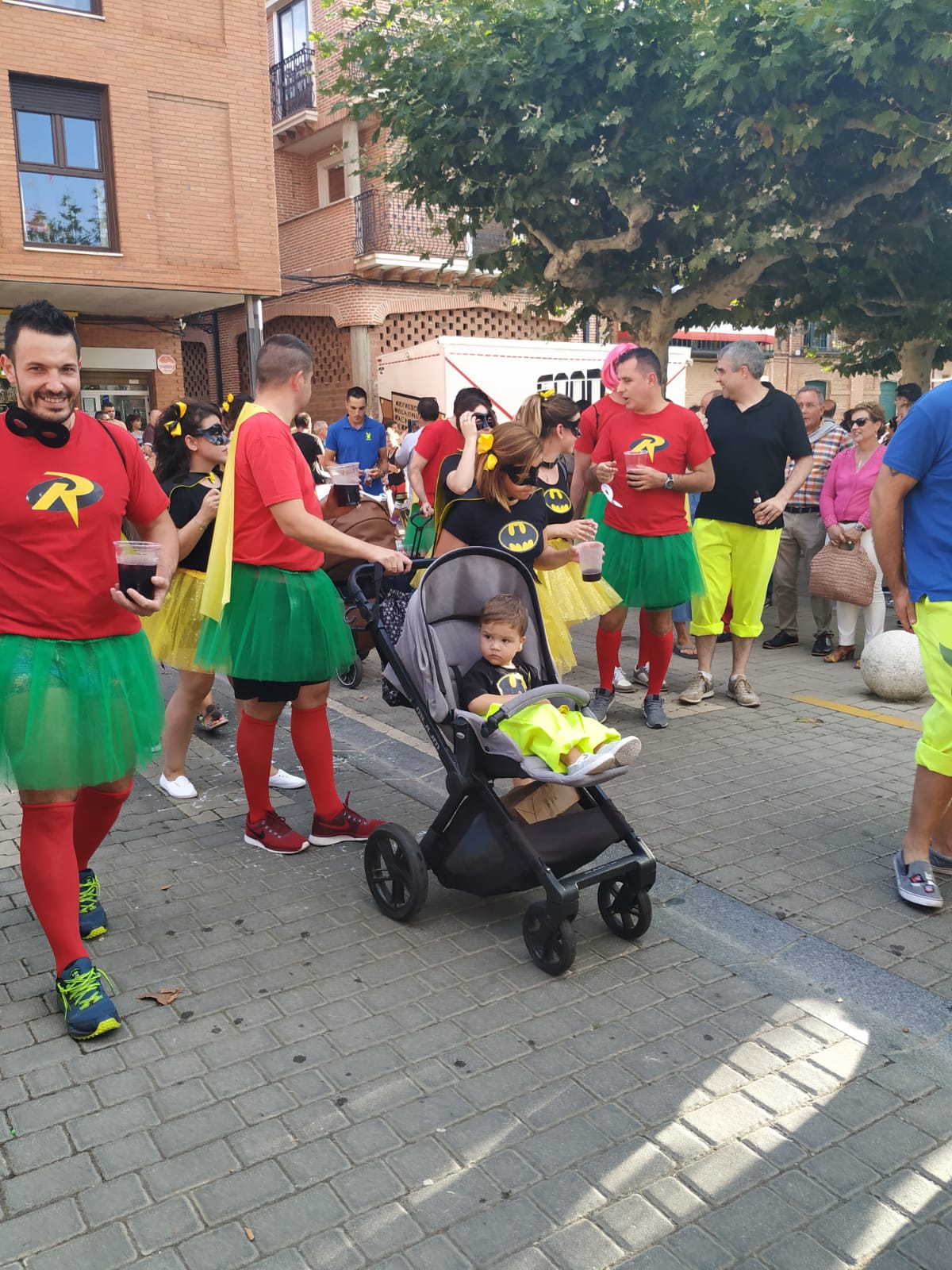 Desfile de carrozas en Melgar