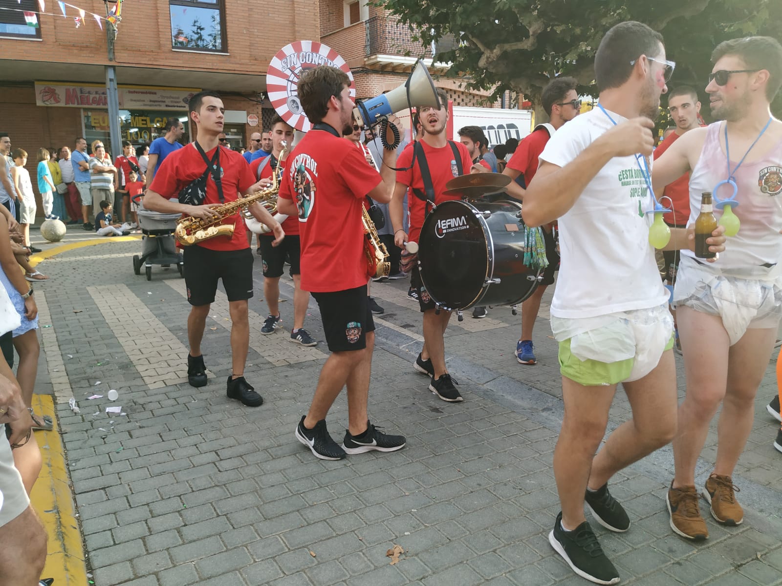 Desfile de carrozas en Melgar