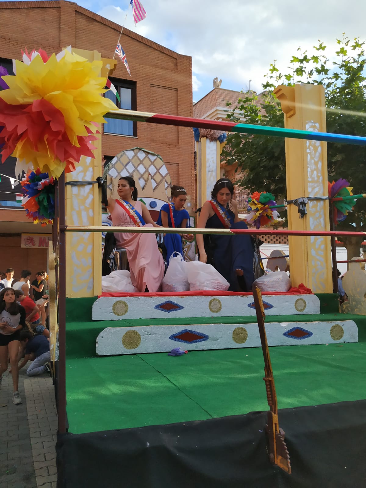 Desfile de carrozas en Melgar