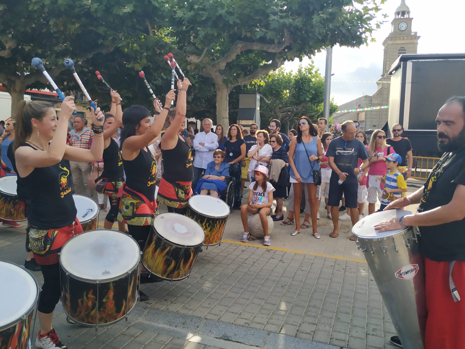 Desfile de carrozas en Melgar