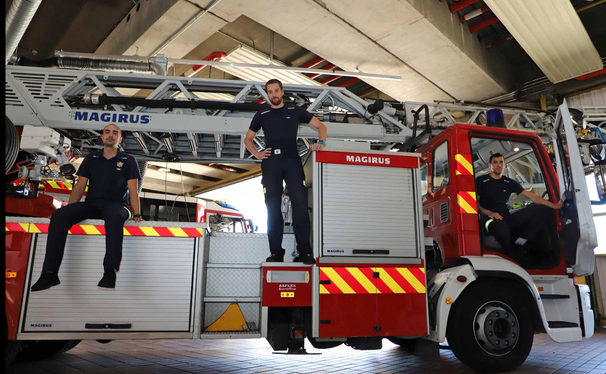 Imagen de tres de las nuevas incorporaciones al cuerpo de Bomberos de Burgos