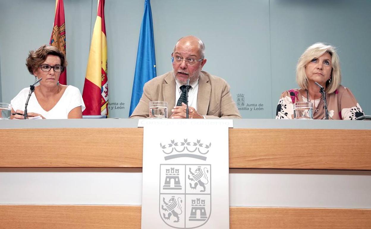 Francisco Igea, entre la consejera de Sanidad y la directora general de Salud Pública, tras el Consejo de Gobienro.