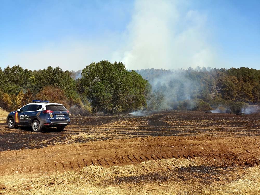 La empacadora que ha producido el incendio ha quedado calcinada