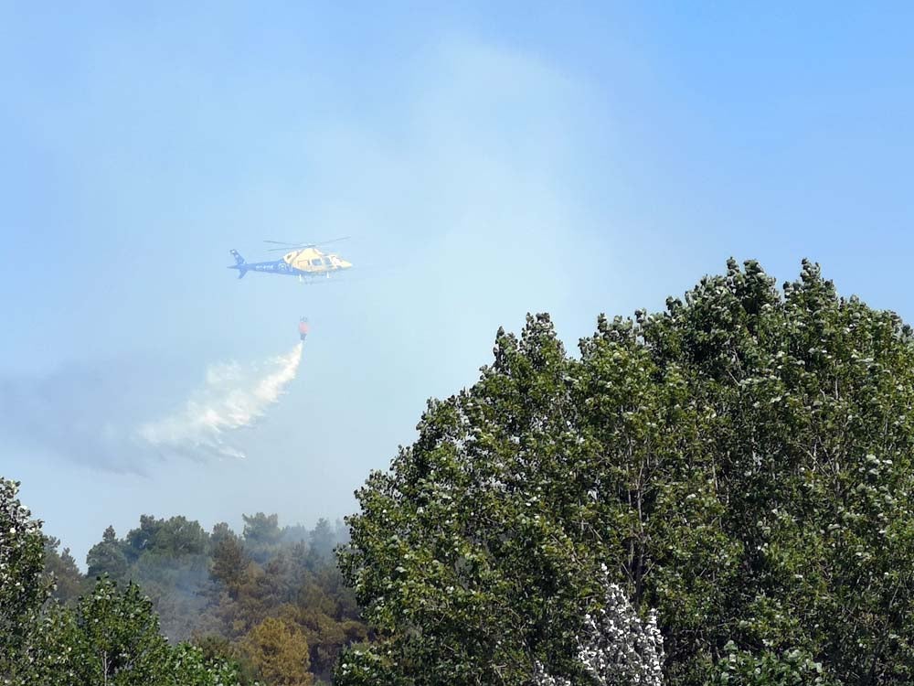 La empacadora que ha producido el incendio ha quedado calcinada