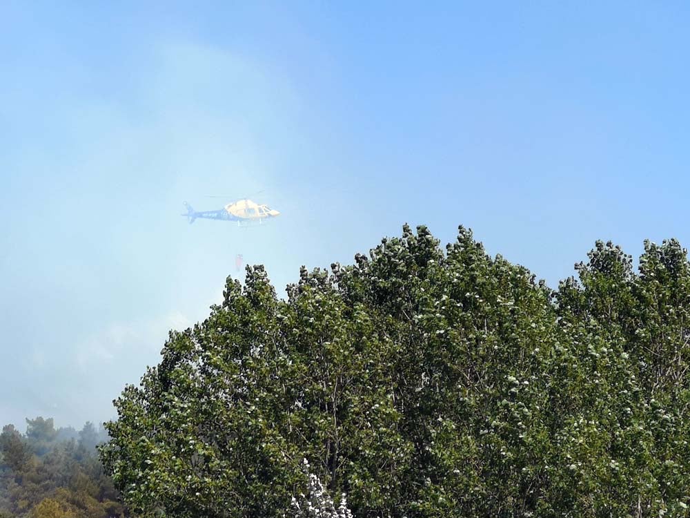 La empacadora que ha producido el incendio ha quedado calcinada