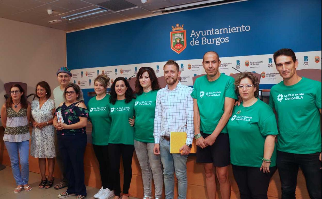 La Asociación de Terapiclown y ELACYL con el concejal delegado Josué Temiño. 