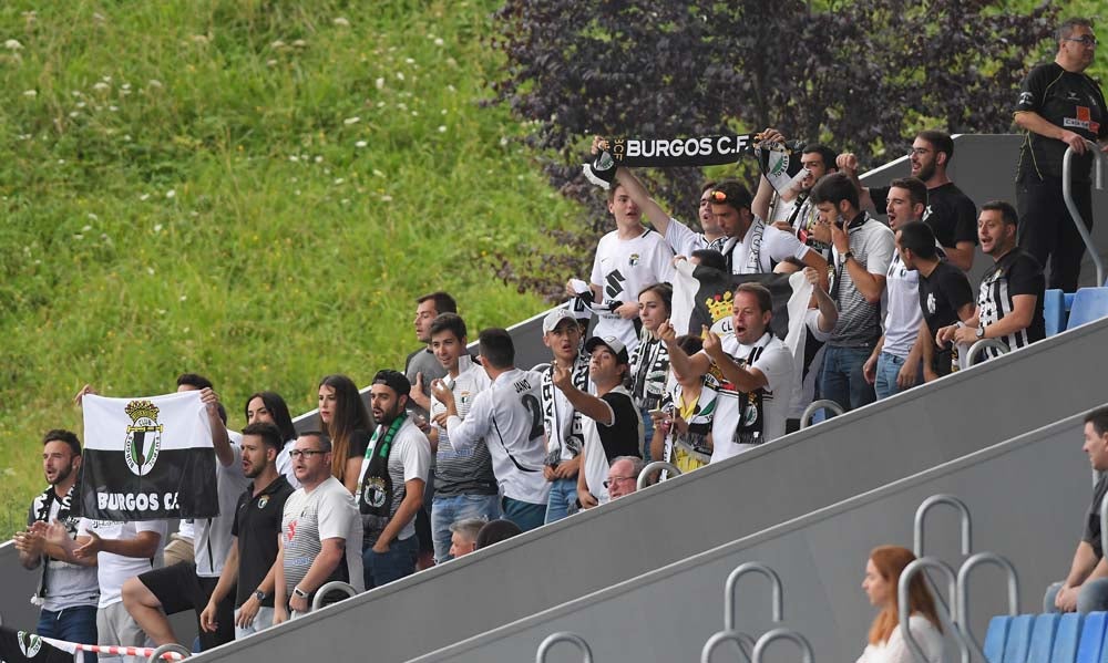 Los jugadores agradecen el apoyo de los aficionados blanquinegros