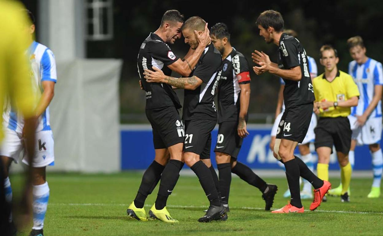 Borja Sánchez felicitado por sus compañeros tras el gol del empate