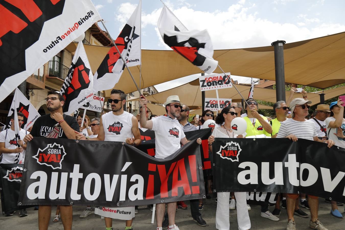 Fotos: Más de dos mil personas solicitan en Aranda la Autovía del Duero (2/2)
