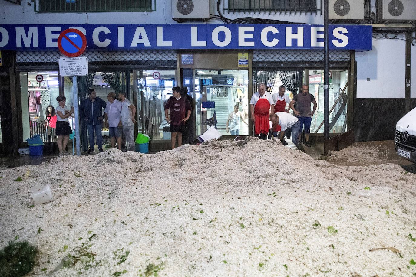 Vista del estado de las calles en la localidad madrileña de Arganda del Rey, tras la fuerte tormenta de lluvia y granizo que ha caído este lunes en toda la Comunidad de Madrid.