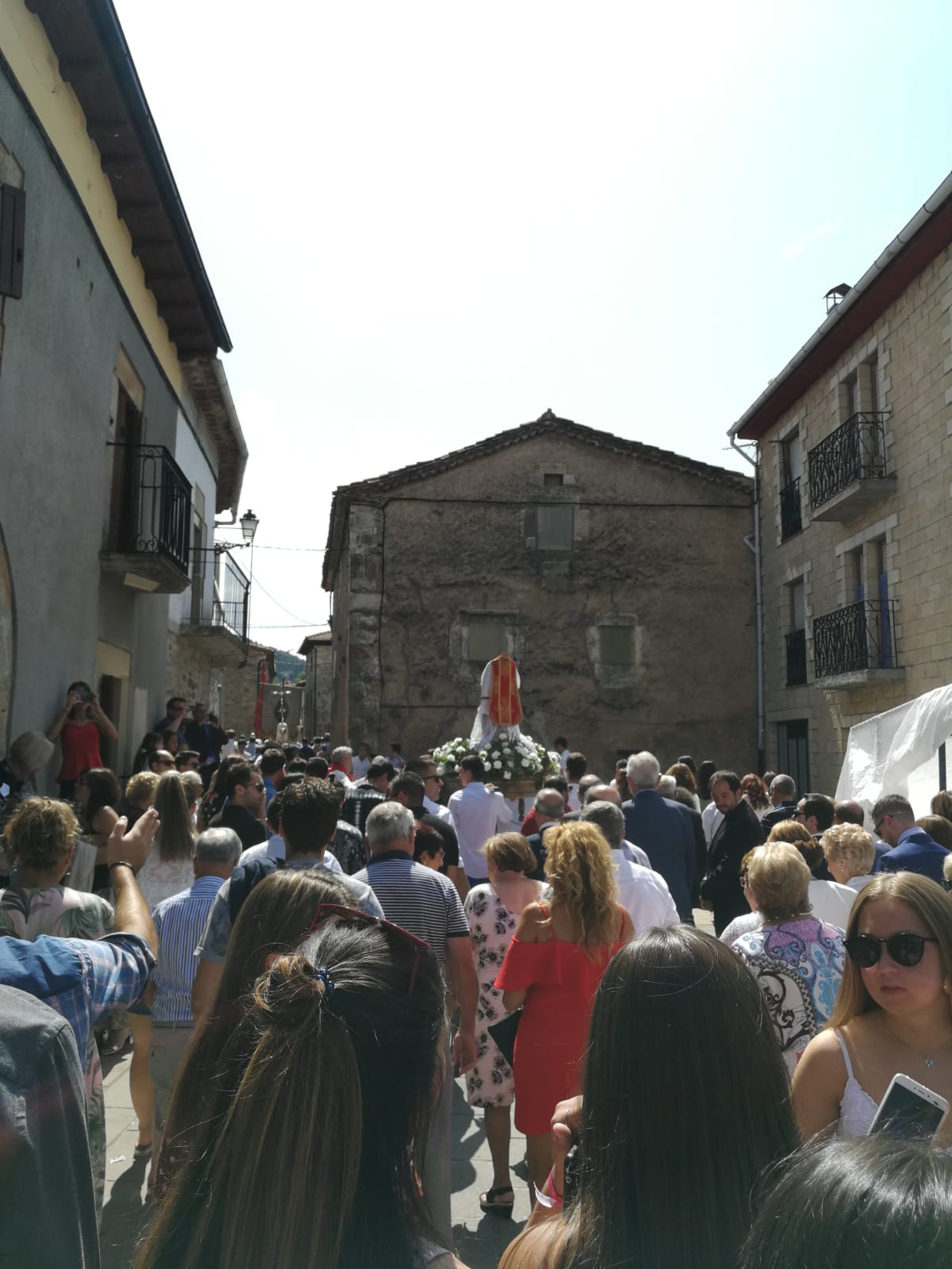 Multitudinaria procesión en las fiestas de Huerta de Arriba