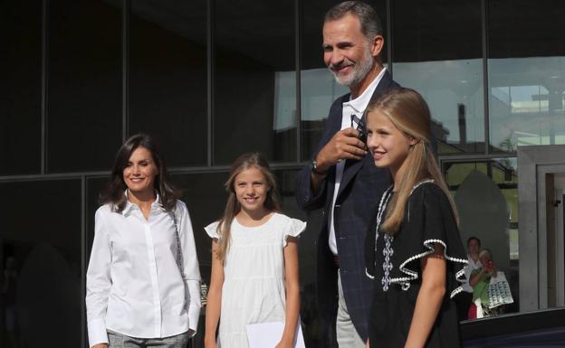 Los reyes Felipe y Letizia, junto a sus hijas, la princesa Leonor y la infanta Sofía, a su llegada al Hospital Clínico Quirón de Pozuelo de Alarcón.