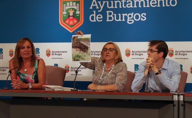 De izquierda a derecha, Rosario Pérez, Rosa Niño y Julio Rodríguez-Vigil