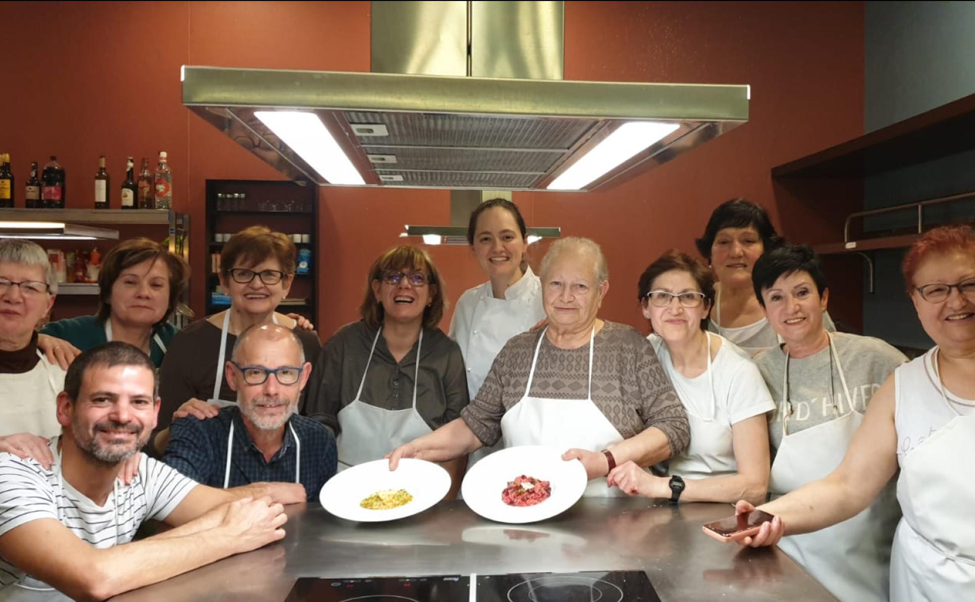 Personas de APSB participando en un taller de cocina.