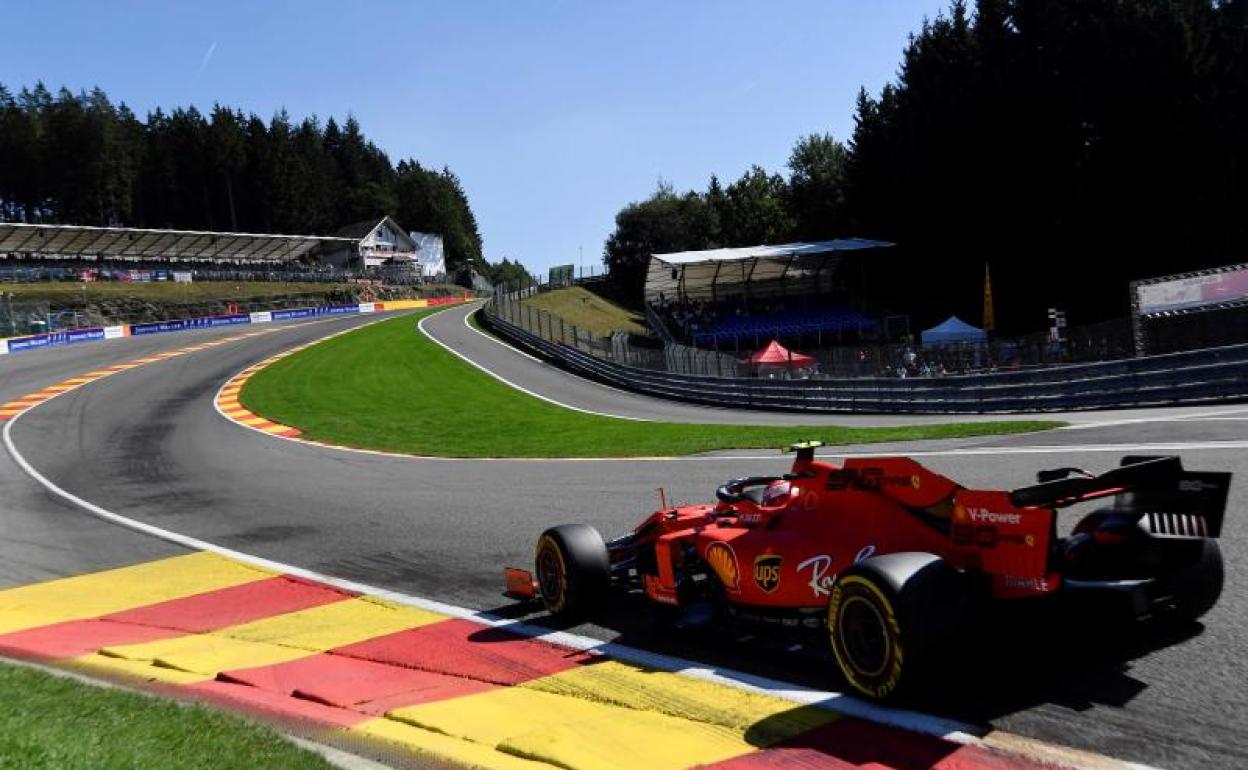 Charles Leclerc duante la segunda sesión de entrenamientos libres en Spa.