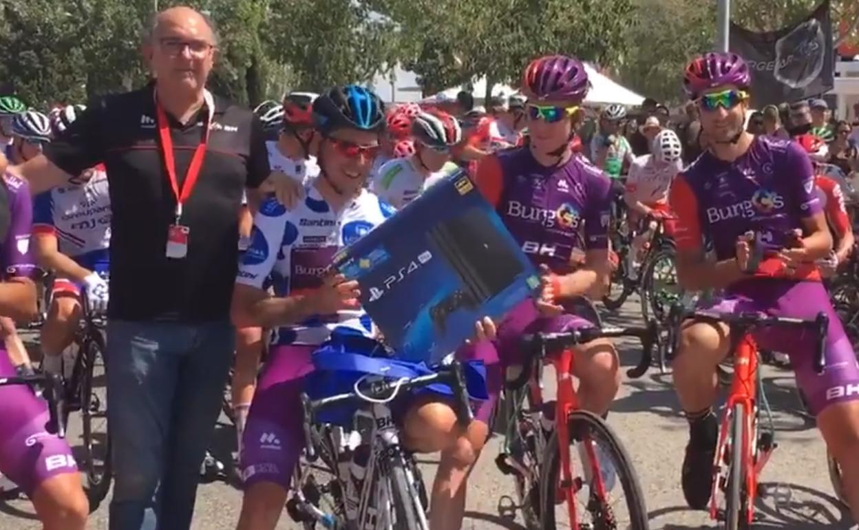 Madrazo, vestido con el maillot del líder de la montaña, posa con la consola.