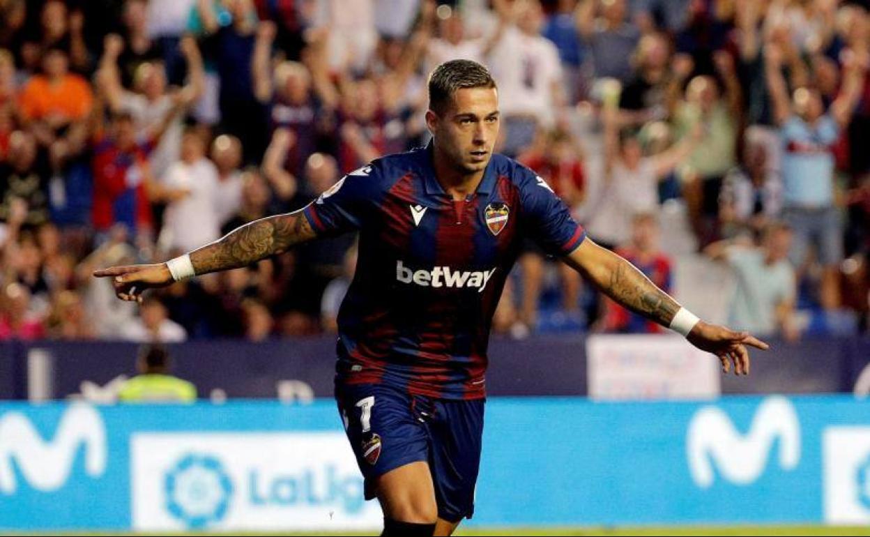 Sergio León, celebrando su primer gol oficial con la camiseta del Levante.