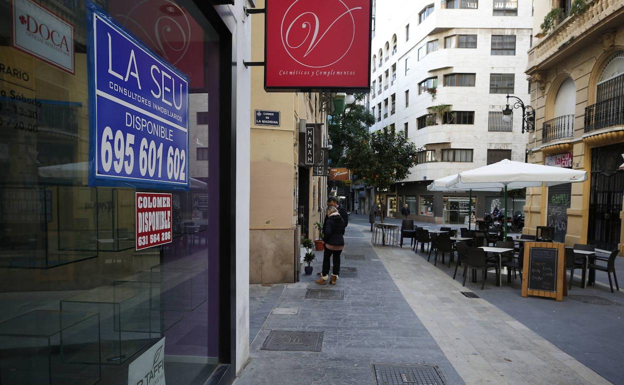 Un local comercial en alquiler en una calle de Valencia.