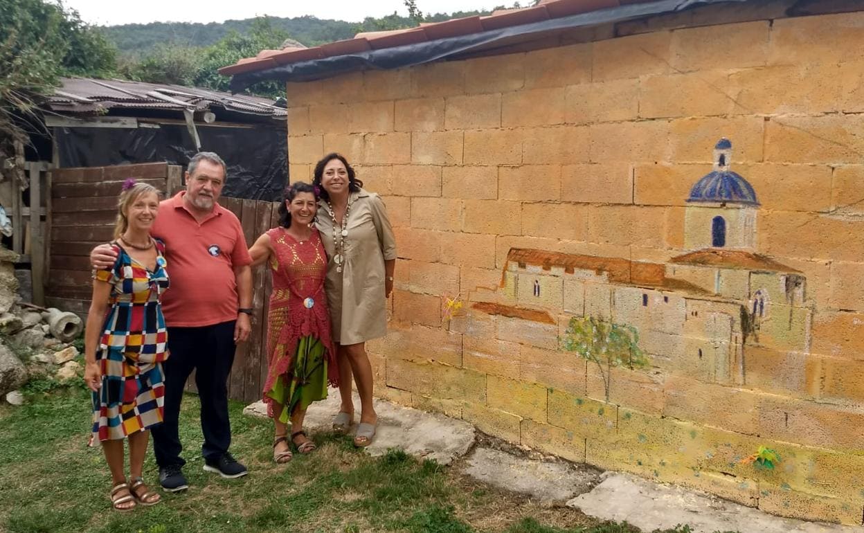 Las artistas Verónica Alcácer del Río y Paloma Fernández Yllana con el alcalde de Berberana y la diputada de Cultura.