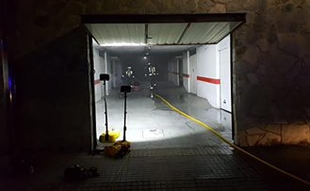 Imagen principal - Los bomberos han encontrado sin problemas el foco del incendio, una caldera (derecha) y han procedido a extinguir las llamas y ventilar las dependencias.