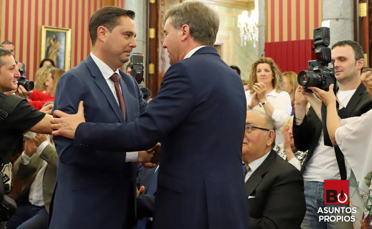 Daniel de la Rosa, actual alcalde, saluda al anterior regidor y líder de la oposición, Javier Lacalle. 