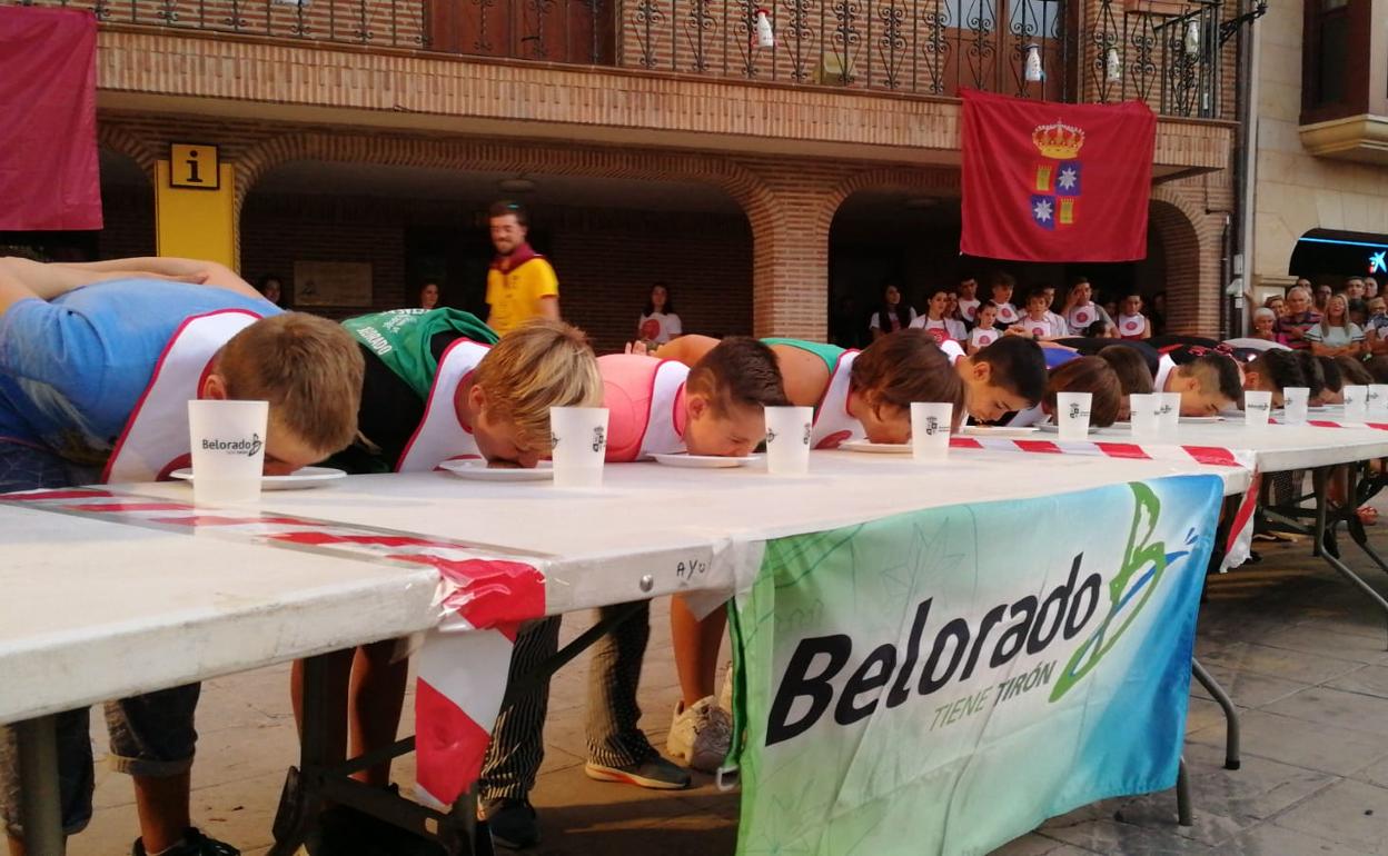 Participantes del concurso de absorver flanes de Belorado. 