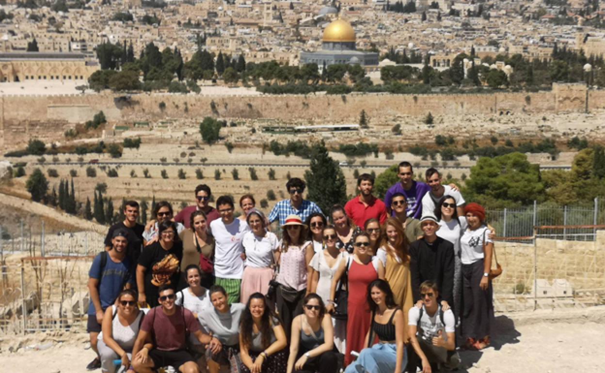 Imagen de los jóvenes que han viajado a Jerusalén. 