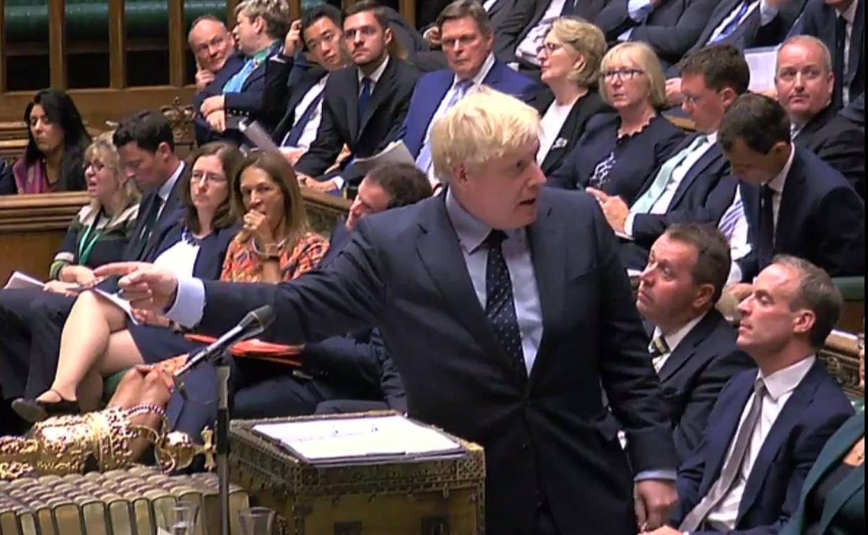 Boris Johnson señala a la oposición durante la interminable sesión celebrada este martes en la Cámara de los Comunes, la primera después de las vacaciones de verano.