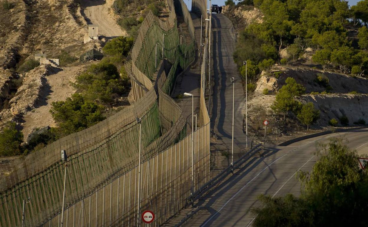 Patrulla de la Guardia Civil vigilando la frontera en Melilla. 