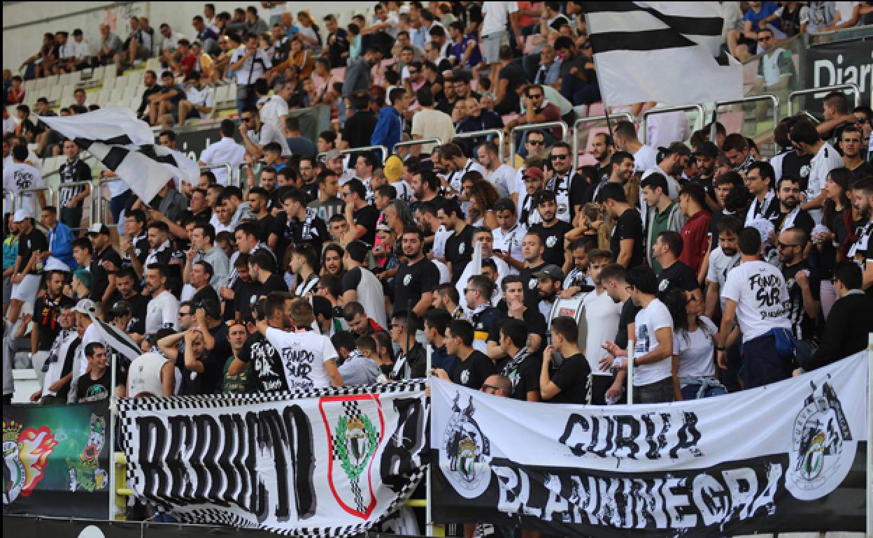 Aficionados del Burgos CF en las gradas de El Plantío. 