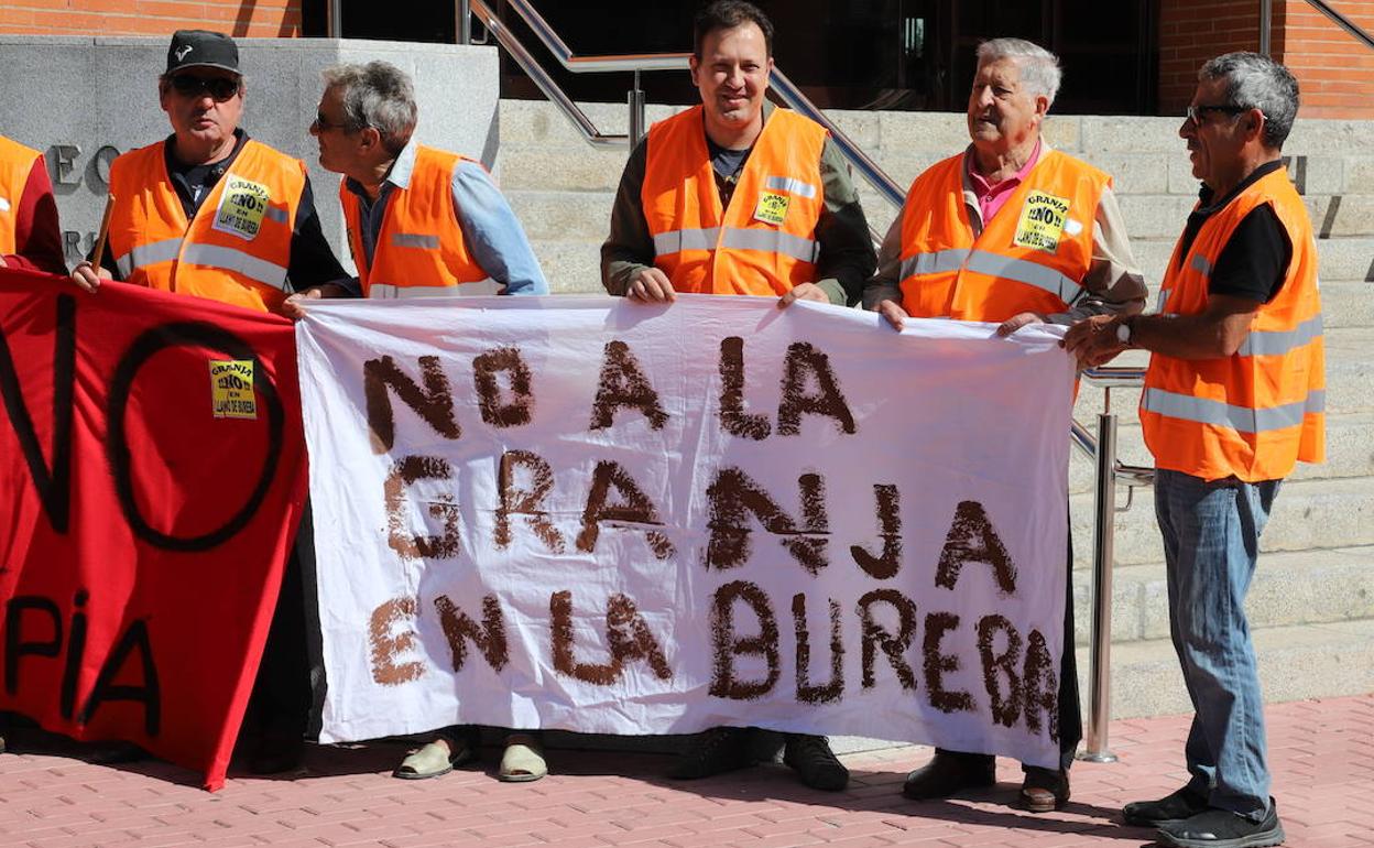 Concentración de los vecinos ante la Delegación Territorial de la Junta en Burgos. 