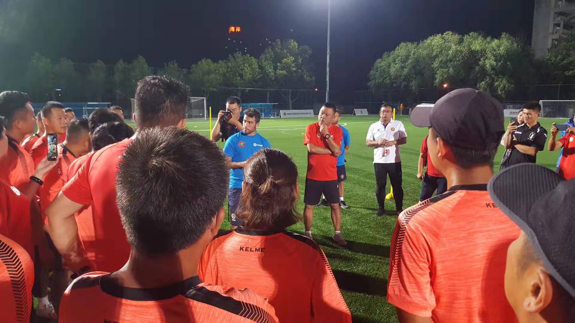 El joven burgalés, Javier Martínez, ha viajado a China para desarrollar un proyecto de la Liga de Fútbol Profesional