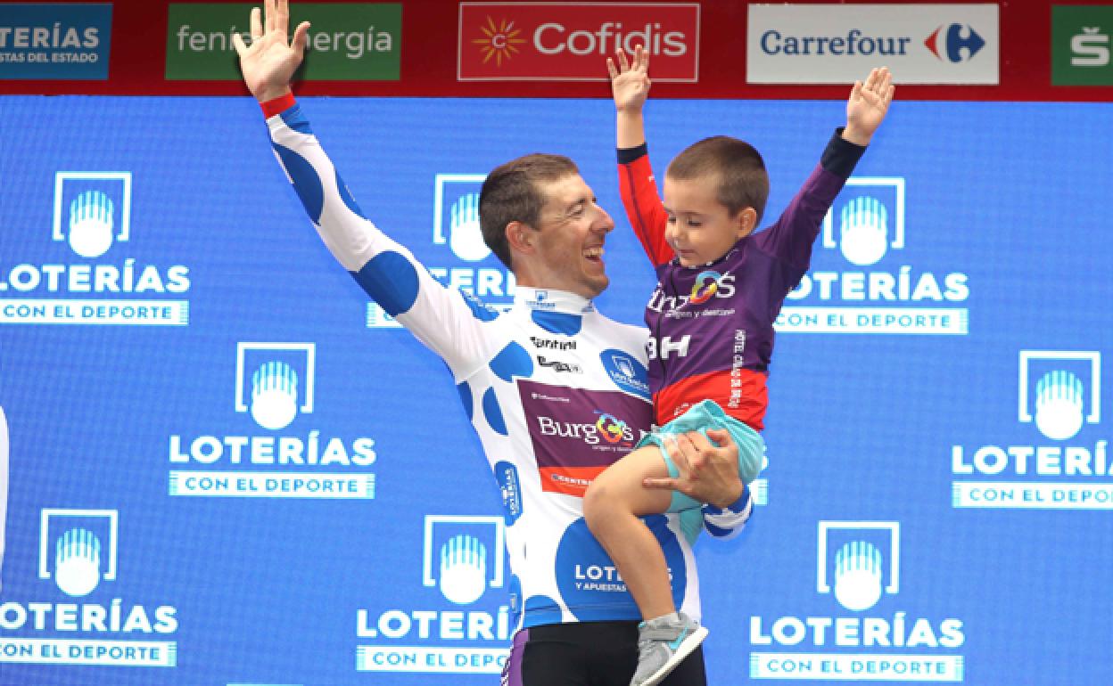 Ángel Madrazo con su hijo Lucas, en el podium de Bilbao. 