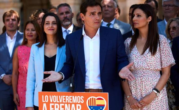 El presidente de Ciudadanos, Albert Rivera, Inés Arrimadas (i), y Lorena Roldán. 