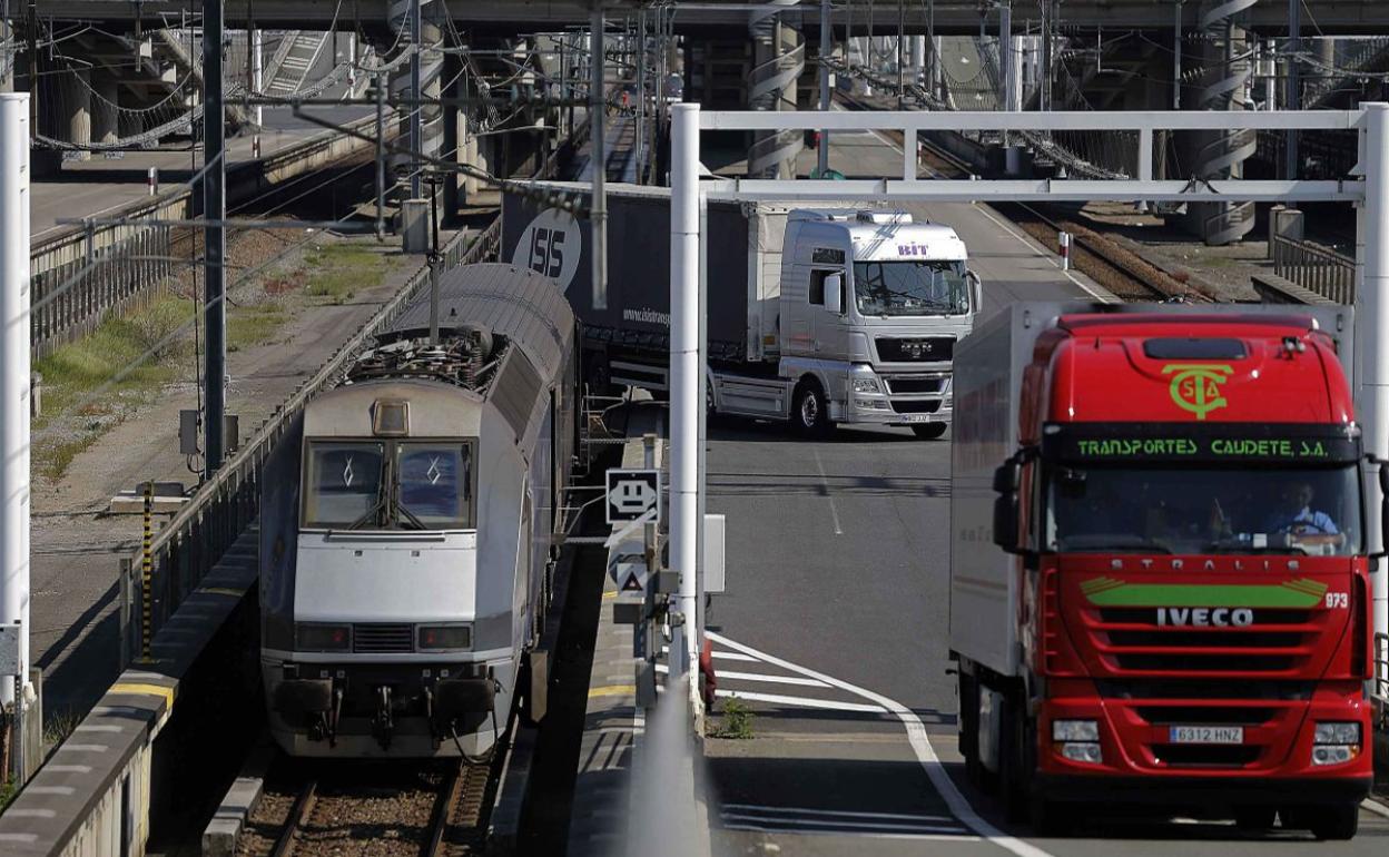 Miles de mercancías atraviesan cada día el Canal de la Mancha a través del Eurotúnel. 