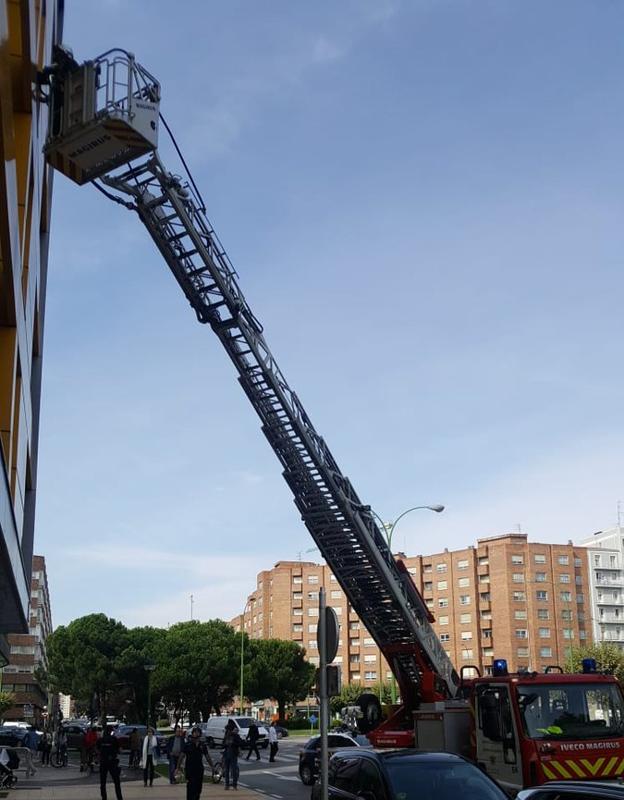 Imagen principal - Imágenes de la intervención de los bomberos