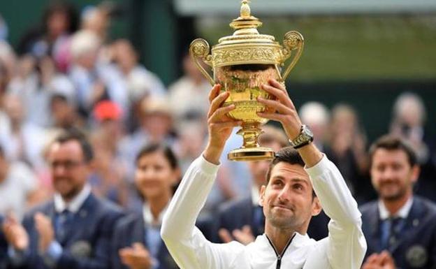 Novak Djokovic, con su último Wimbledon. 