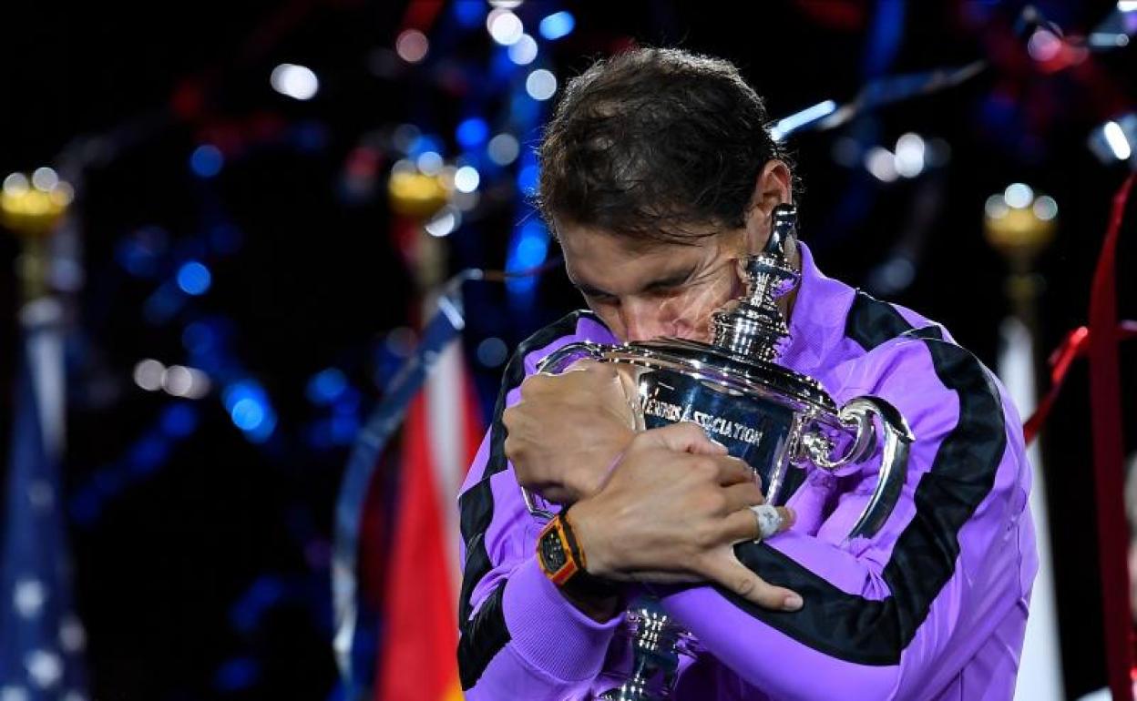 Nadal abraza el trofeo. 