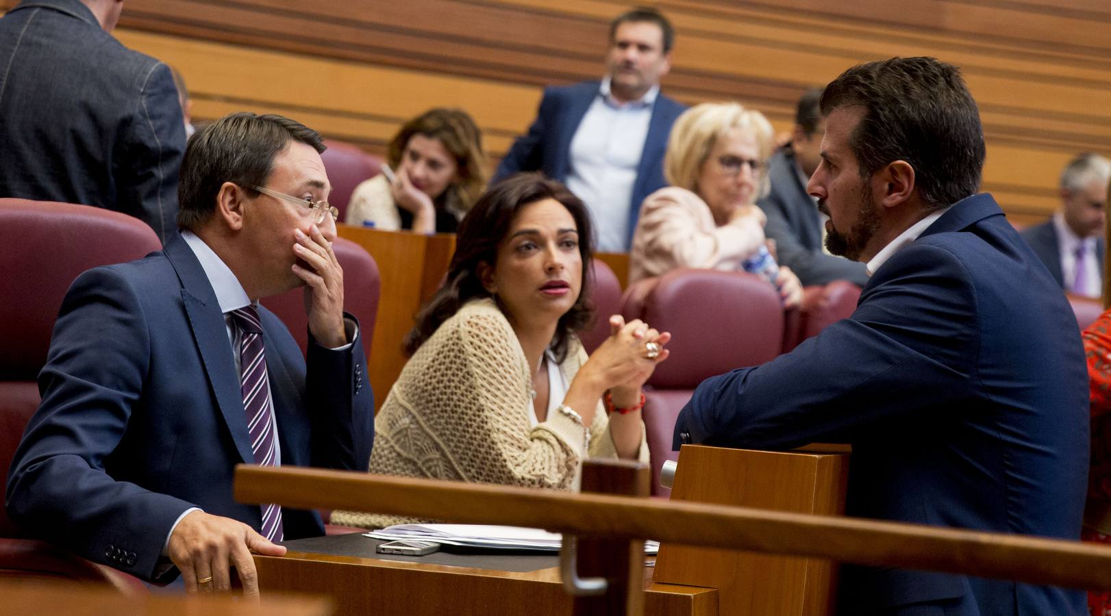 Tudanca afea al presidente haber empezado, con la ayuda de Cs, por incrementar altos cargos y asesores a dedo