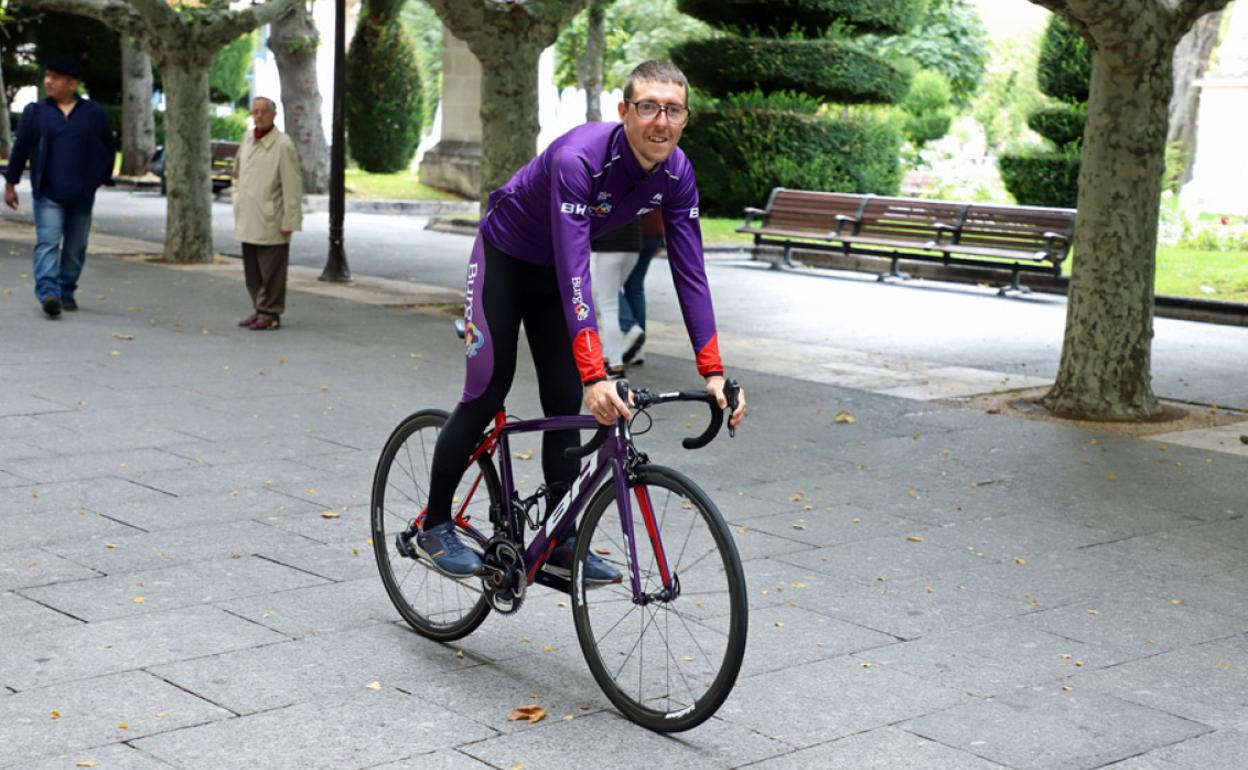 Ángel Madrazo pasa por el Espolón camino del Ayuntamiento de Burgos en la jornada de descanso de La Vuelta a España