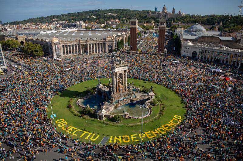 Cientos de miles de personas se manifestaron este miércoles en Barcelona a favor de la independencia y reclamando la libertad de los presos secesionistas. Según la Guardia Urbana, en torno a 600.000 personas participaron en la protesta organizada por la ANC y Ómnium Cultural, convertida ya en una tradición en el inicio político en Cataluña. La jornada terminó con el desalojo del parque de la Ciutadella de Barcelona tras dispersar a los cerca de 300 manifestantes independentistas que se concentraban las puertas del Parlament, entre insultos y momentos de tensión de los Mossos d'Esquadra con algunos grupos de activistas.