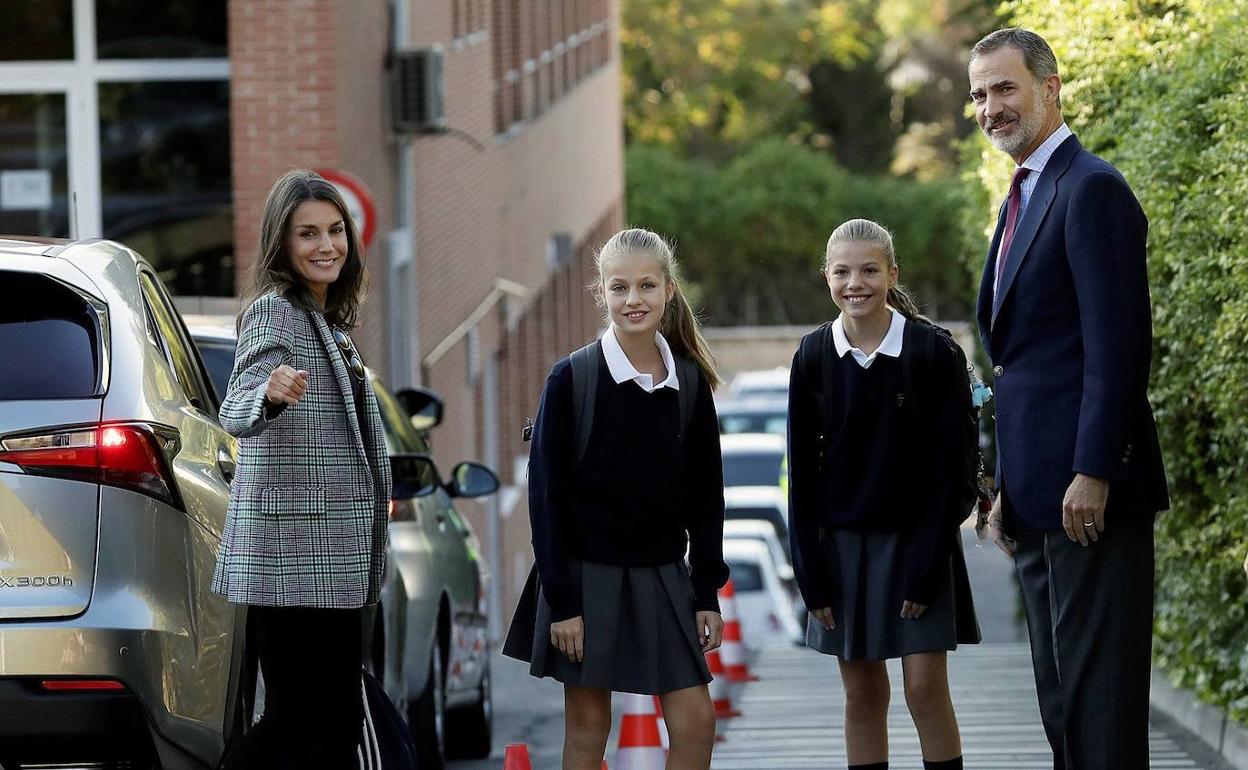 La reina Letizia, la princesa Leonor, la infanta Sofía y el Rey, ayer en el colegio Los Rosales.