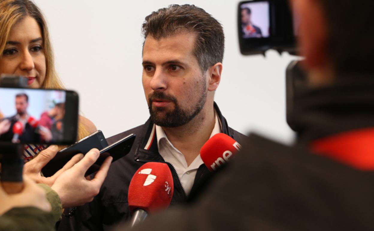 Luis Tudanca atiende a los medios en Miranda de Ebro. 